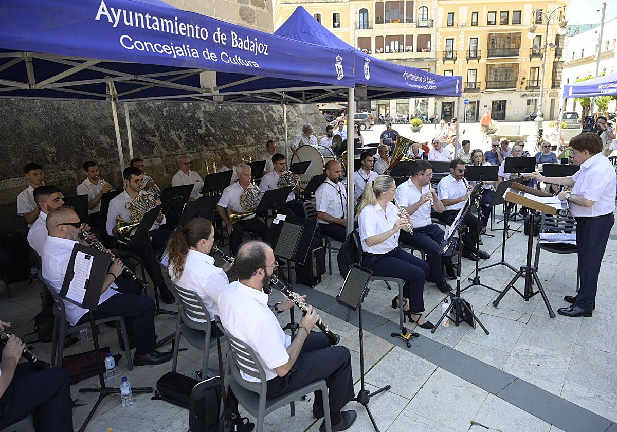 La Banda Municipal de Música ofrece un concierto el día de San Juan en Badajoz.