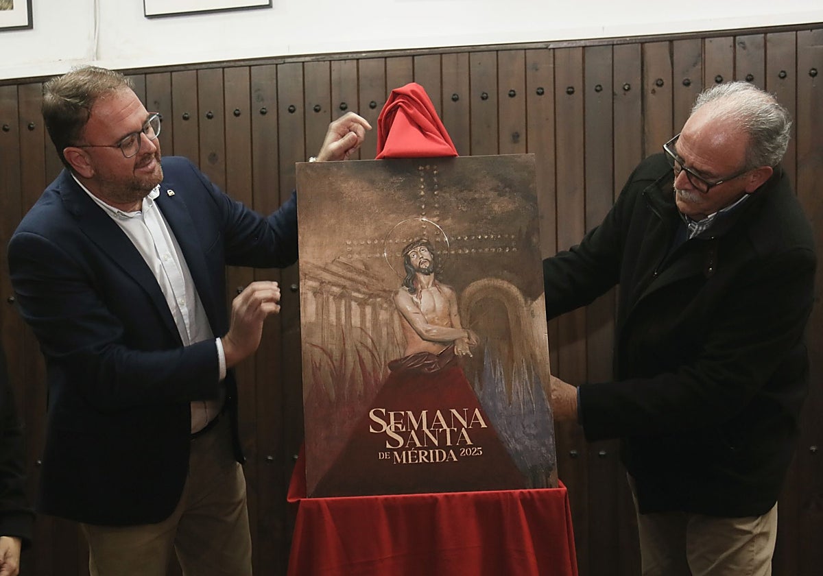 Osuna y Luis Miguel González, presidente de la Junta de Cofradías, descubren el cartel ganador del año pasado.