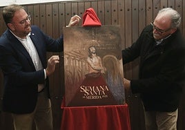 Osuna y Luis Miguel González, presidente de la Junta de Cofradías, descubren el cartel ganador del año pasado.