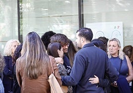 Compañeros de María Antonia Sánchez en el minuto de silencio.