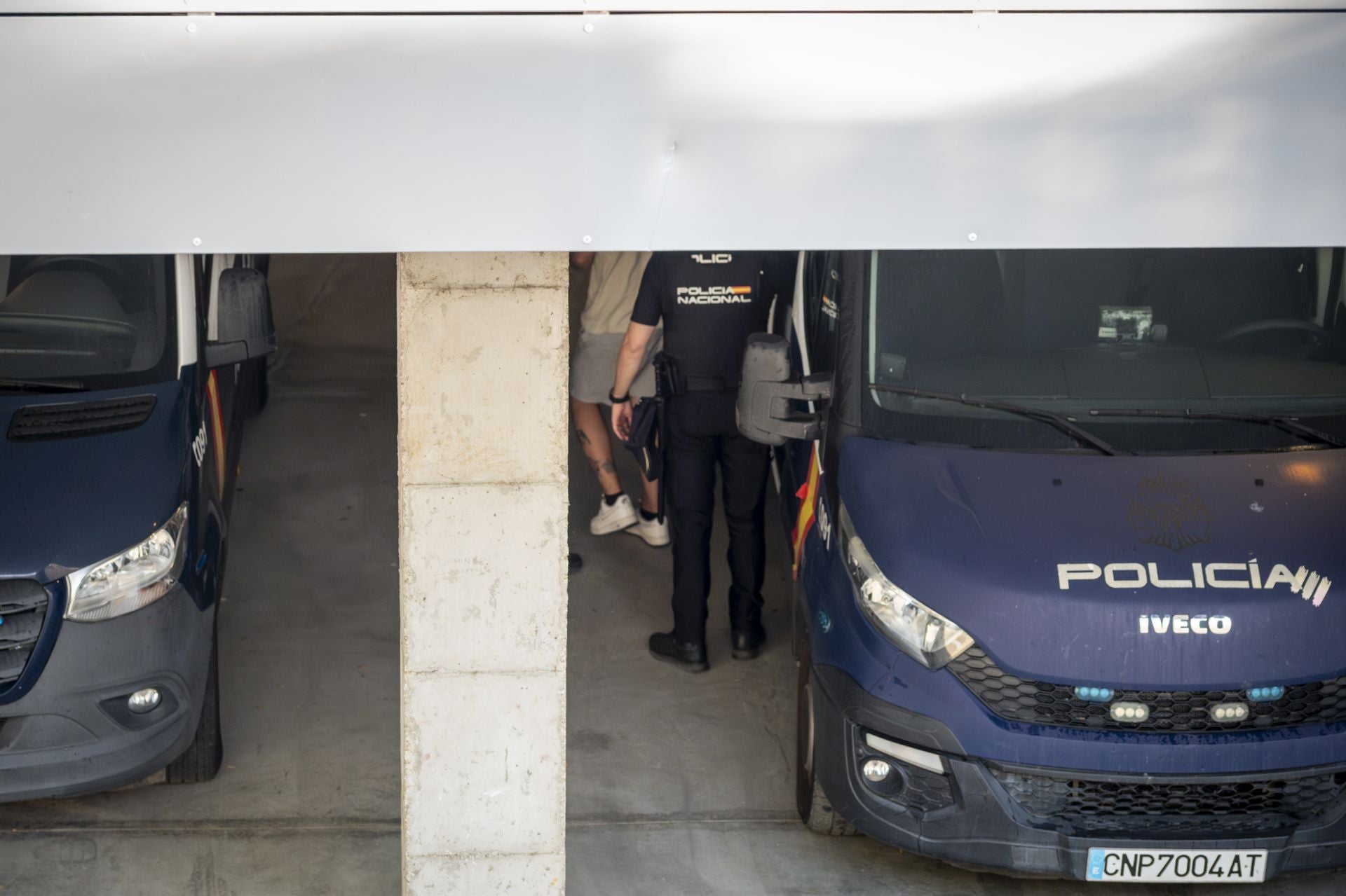 Fotos | Llegada a los juzgados de los dos detenidos por el crimen de la funcionaria de Badajoz