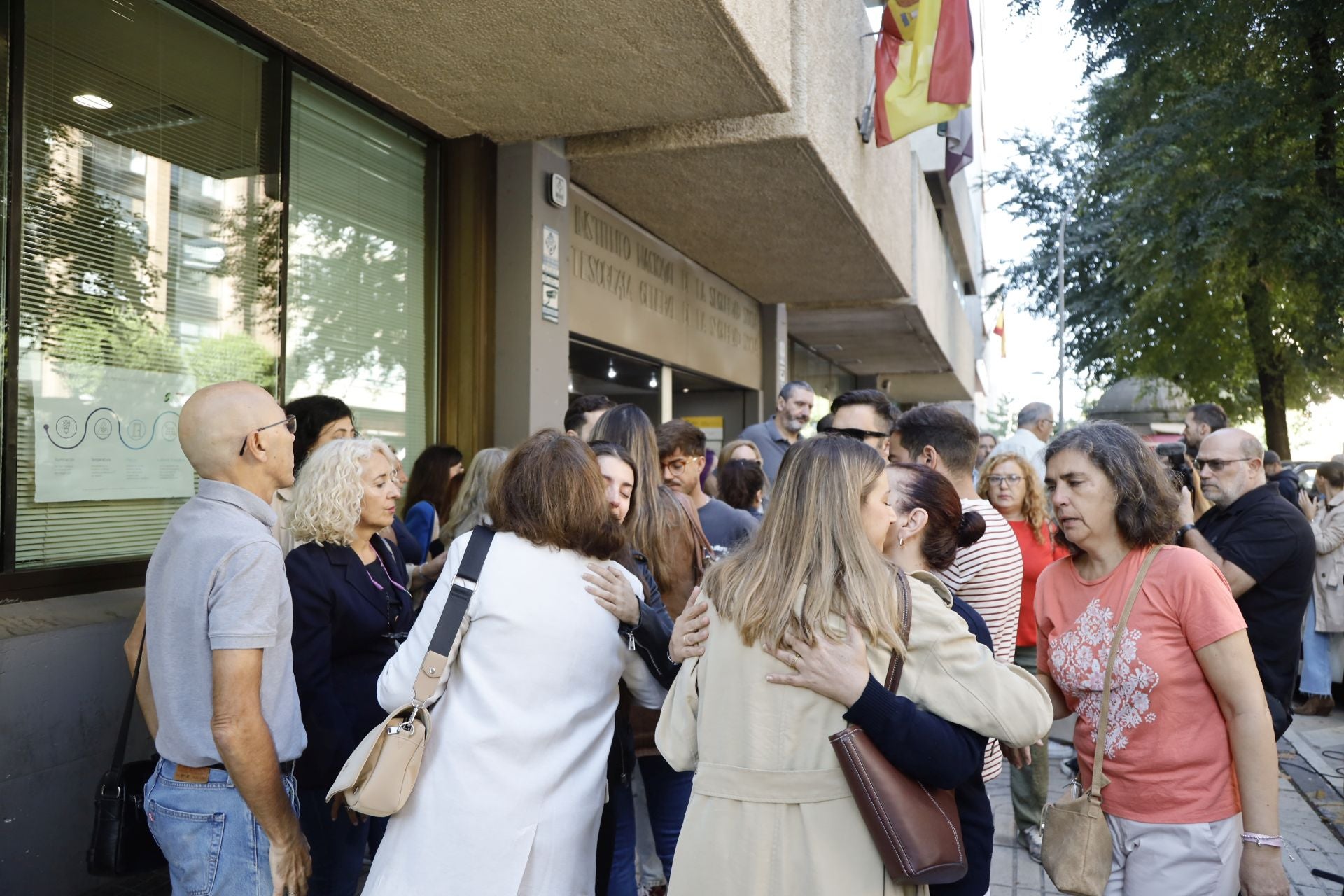 La sede del Instituto Nacional de la Seguridad Social, donde trabajaba la joven fallecida, ha acogido este lunes un minuto de silencio