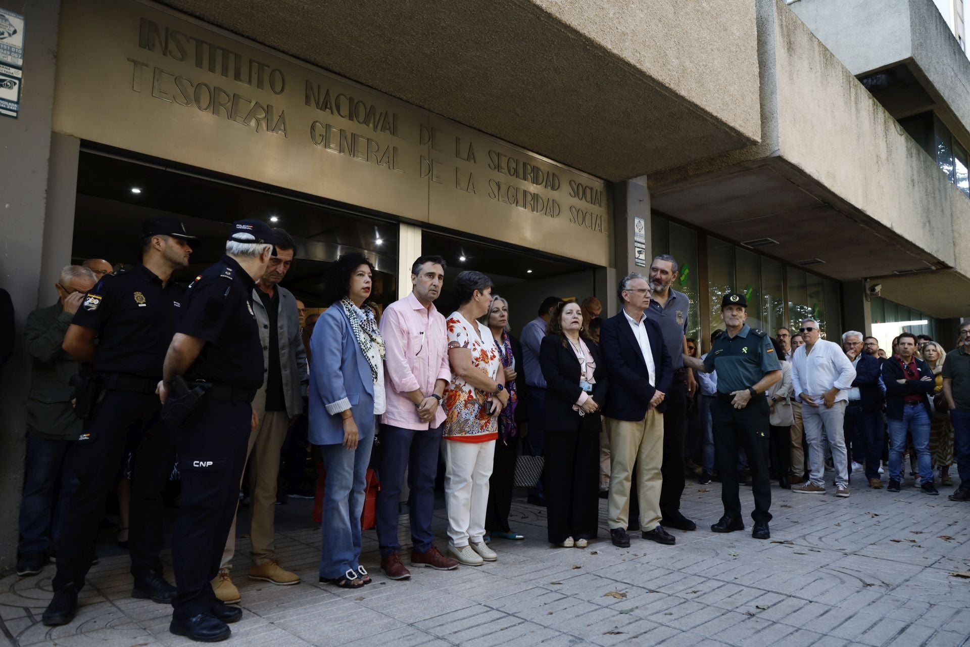 Autoridades y compañeros de trabajo se han dado cita en el mitudo de silencio celebrado en el centro de la ciudad. 