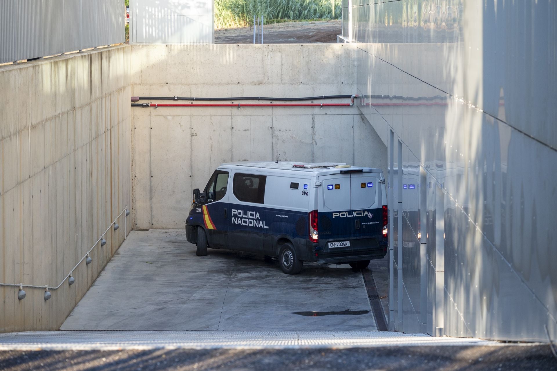 Fotos | Llegada a los juzgados de los dos detenidos por el crimen de la funcionaria de Badajoz
