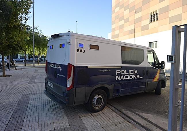 Entrada del furgón policial en los juzgados de la Ronda Norte.