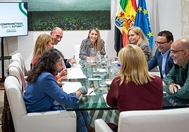 La presidenta de la Junta de Extremadura, María Guardiola, en la reunión con los grupos parlamentarios.