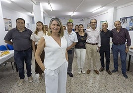 En primer plano, Gema Gallego, nueva presidenta de la Agrupación Vecinal de Cáceres, y tras ella los integrantes de la junta directiva.
