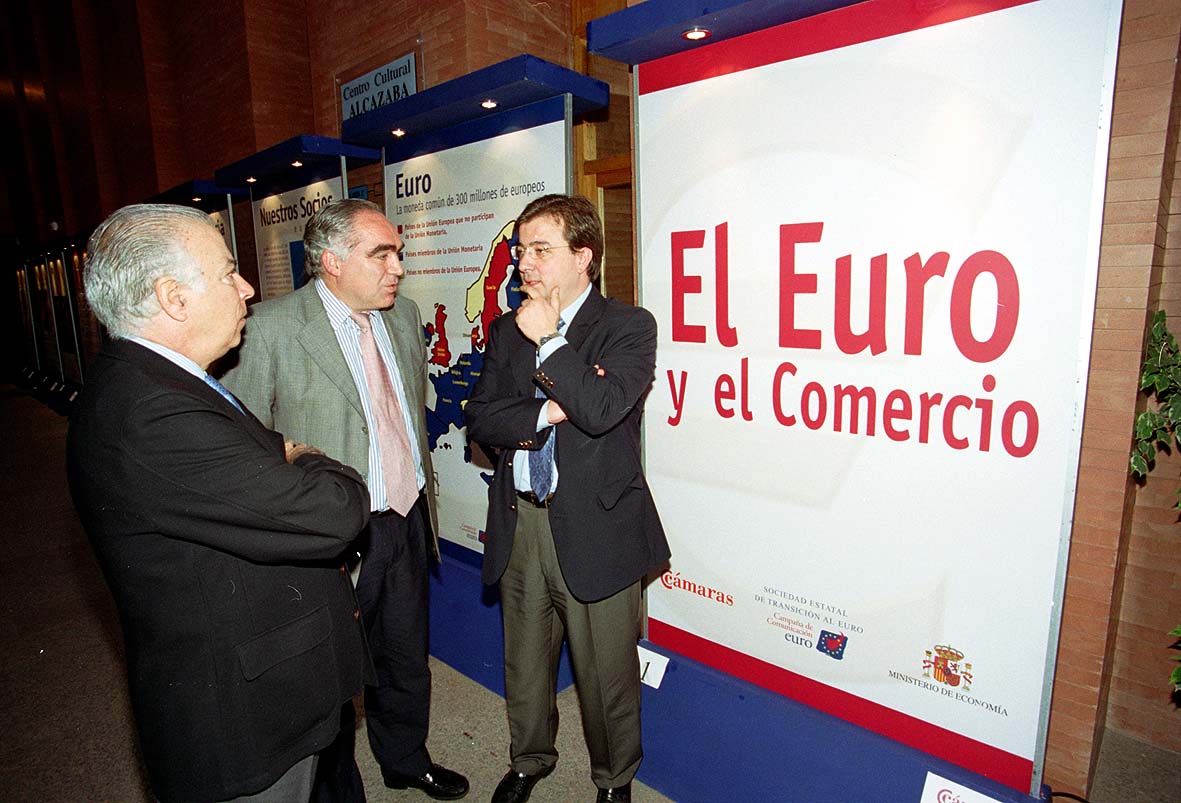 Guillermo Fernández Vara charla con Pedro Acedo, alcalde de Mérida, en julio de 2001.