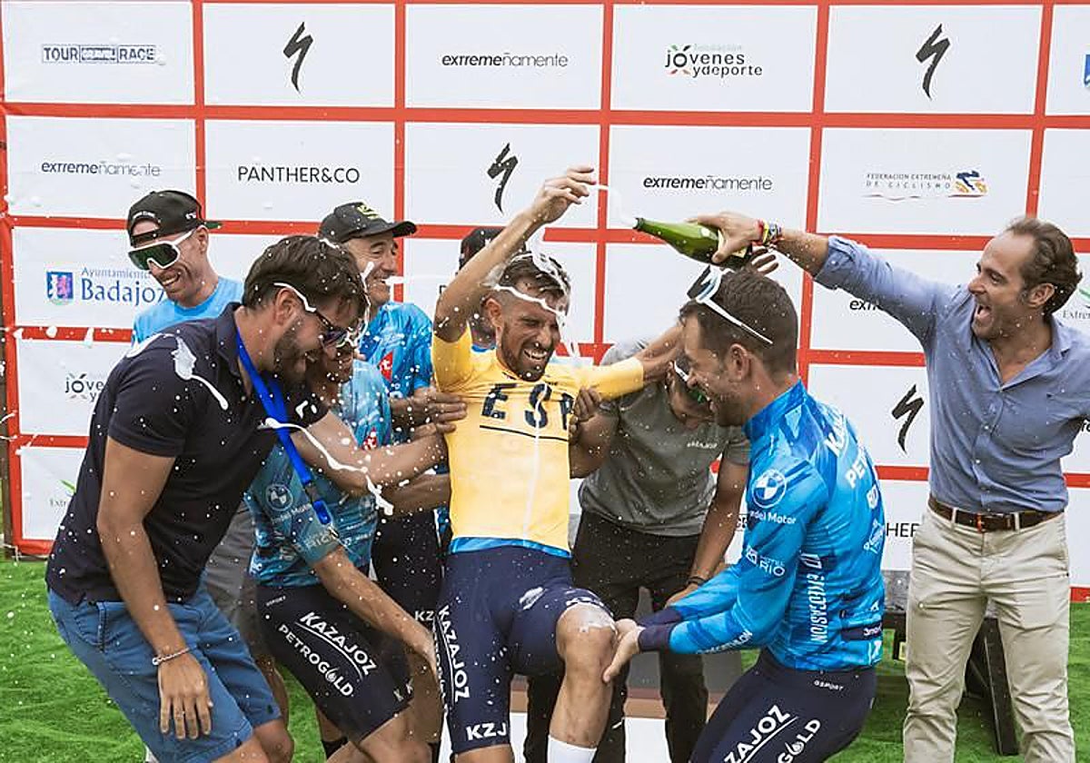 Loren Herrera celebra el título de la Copa de España con sus compañeros del Kazajoz.