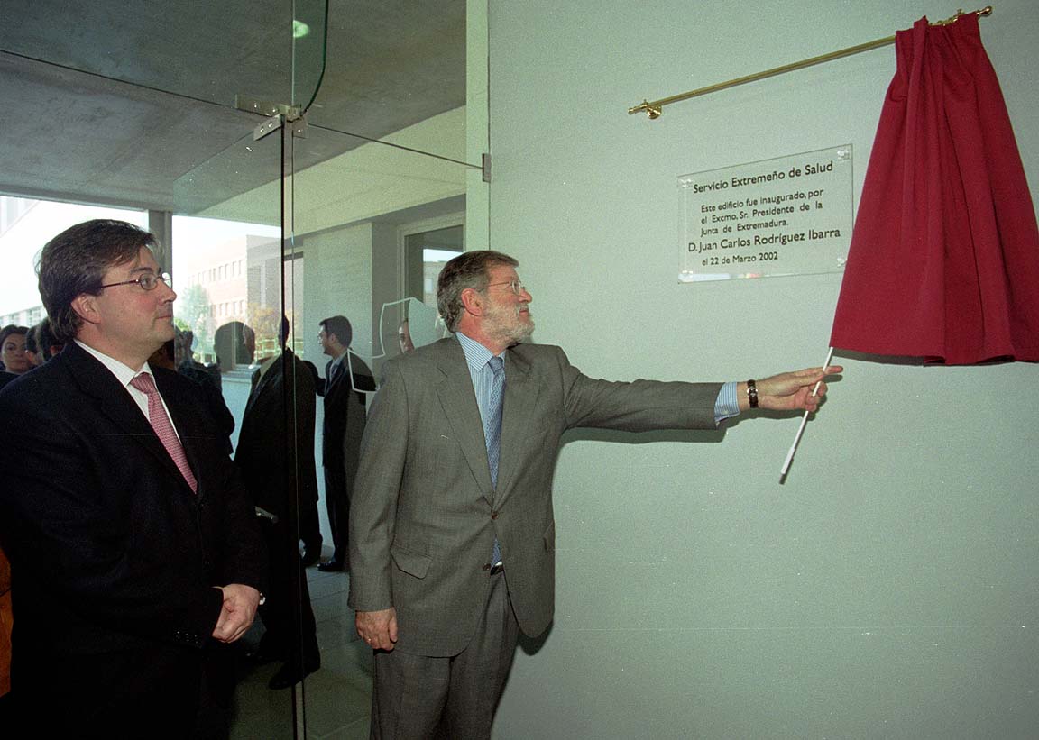 Vara durante la inauguración de la sede del SES en marzo de 2002, junto a Juan Carlos Rodríguez Ibarra.