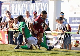 Bermu sufre una entrada durante el partido del Badajoz en Santa Amalia.
