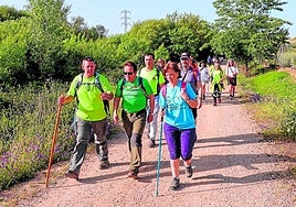 Senderistas camino a Bótoa un día de romería.