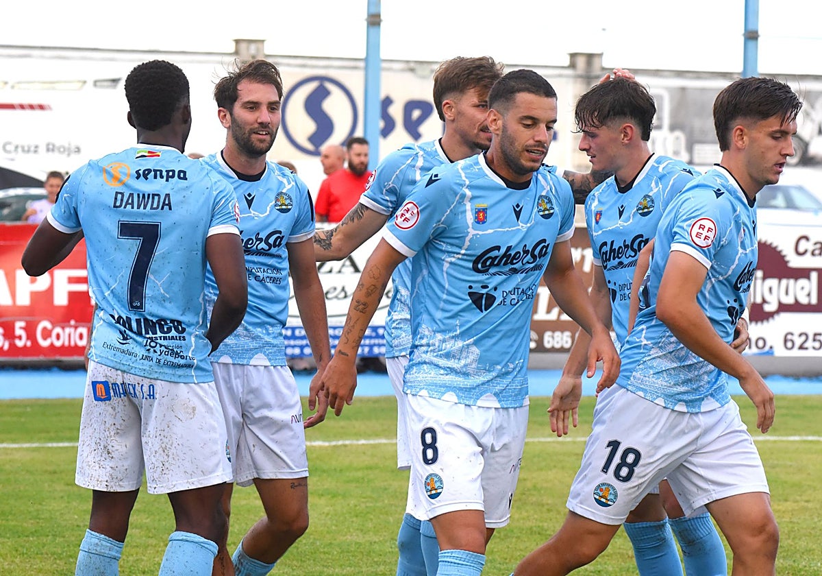 El conjunto celeste celebra uno de los cinco tantos que anotó este domingo al Moscardó en La Isla.