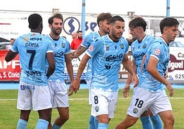 El conjunto celeste celebra uno de los cinco tantos que anotó este domingo al Moscardó en La Isla.