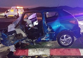 Estado en el que quedó uno de los vehículos siniestrados, un Peugeot 206.