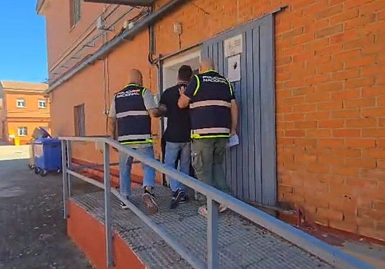 Momento posterior a la detención de Ángel Benito Moreno por parte de la Policía Nacional en Casarrubios del Monte.