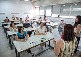 Aspirantes a un puesto de trabajo en la Junta en un examen de oposición.