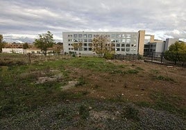 Terrenos para el nuevo edificio, en las traseras del actual.