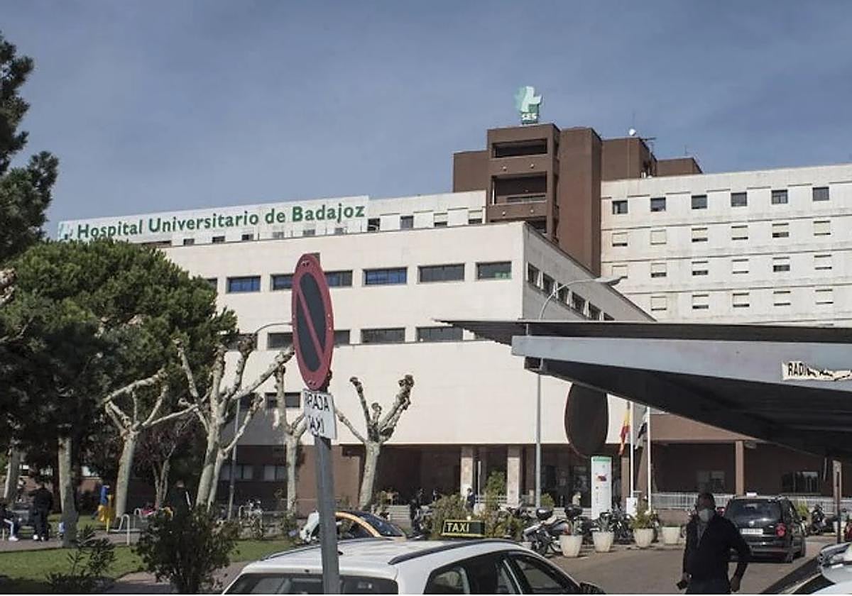 Herido grave tras el choque entre un turismo y un camión en Alburquerque