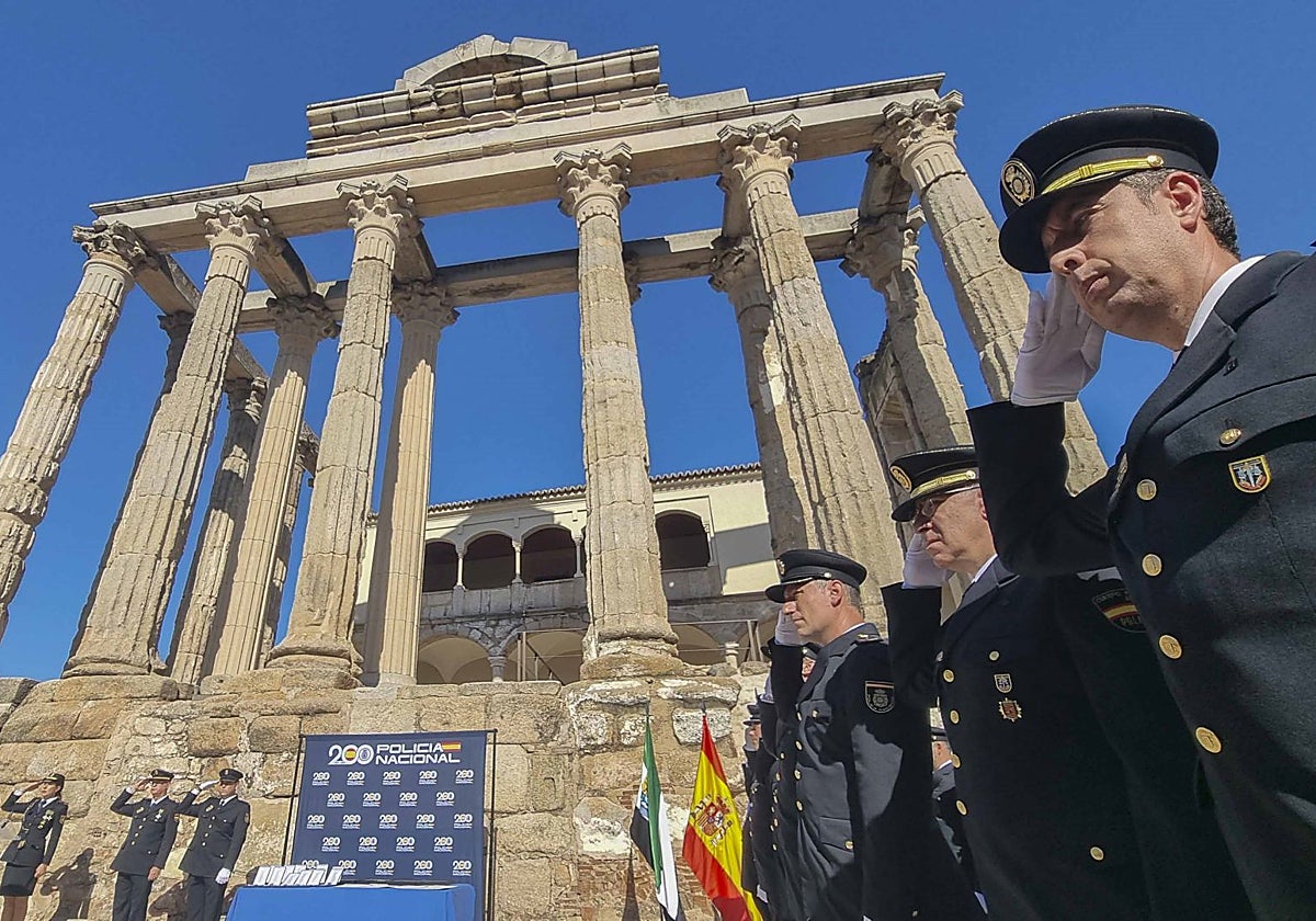Un grupo de agentes, esta mañana, en el acto del Día de la Policía Nacional en Mérida.