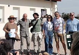 Isabel Alcalá, primera por la izquierda, durante la inauguración de las nuevas instalaciones.
