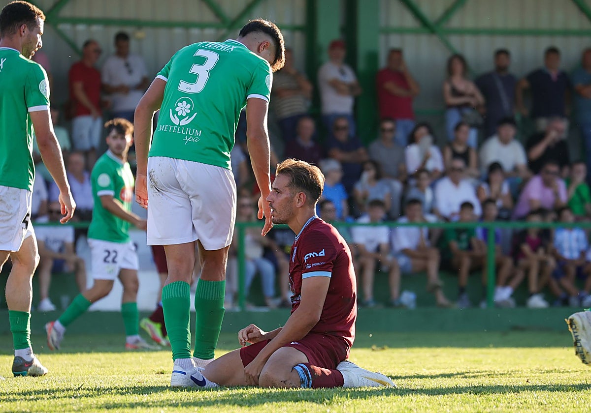 Álex Alegría en el duelo ante el Santa Amalia.