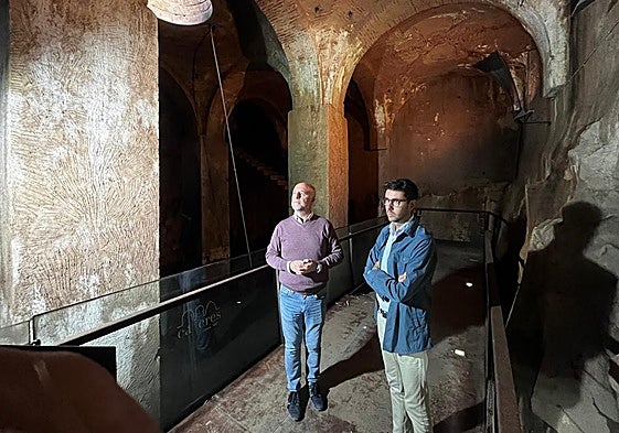 Tirso Leal y Ángel Orgaz, concejales de Patrimonio y Turismo respectivamente, en el aljibe de la Preciosa Sangre.
