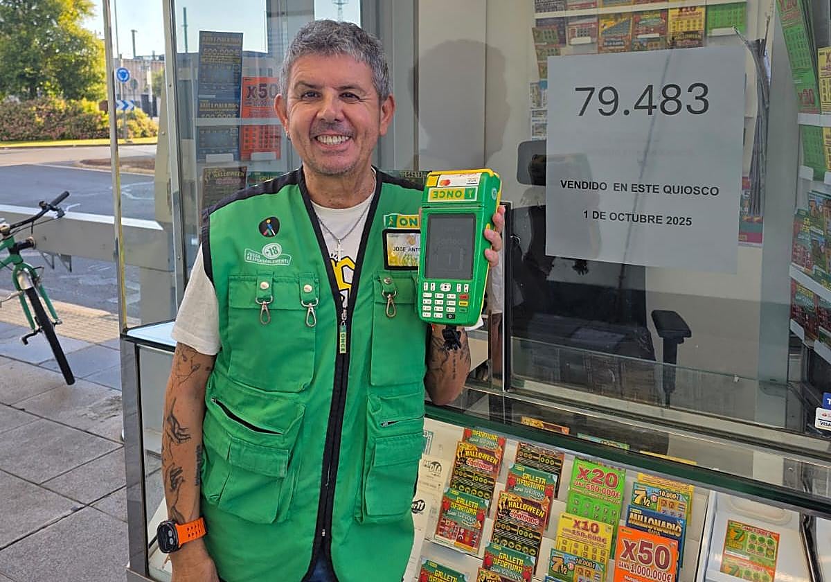 José Antonio Gómez Montes, feliz este jueves en su quiosco de la avenida Carolina Coronado.