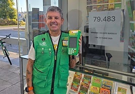 José Antonio Gómez Montes, feliz este jueves en su quiosco de la avenida Carolina Coronado.