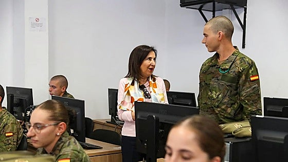 La ministra de Defensa agradece a los alumnos del Cefot de Cáceres el trabajo «por la paz»