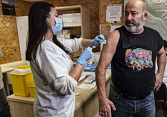 Un hombre se vacuna contra la gripe en el centro de salud Obispo Paulo el 14 de octubre del año pasado.