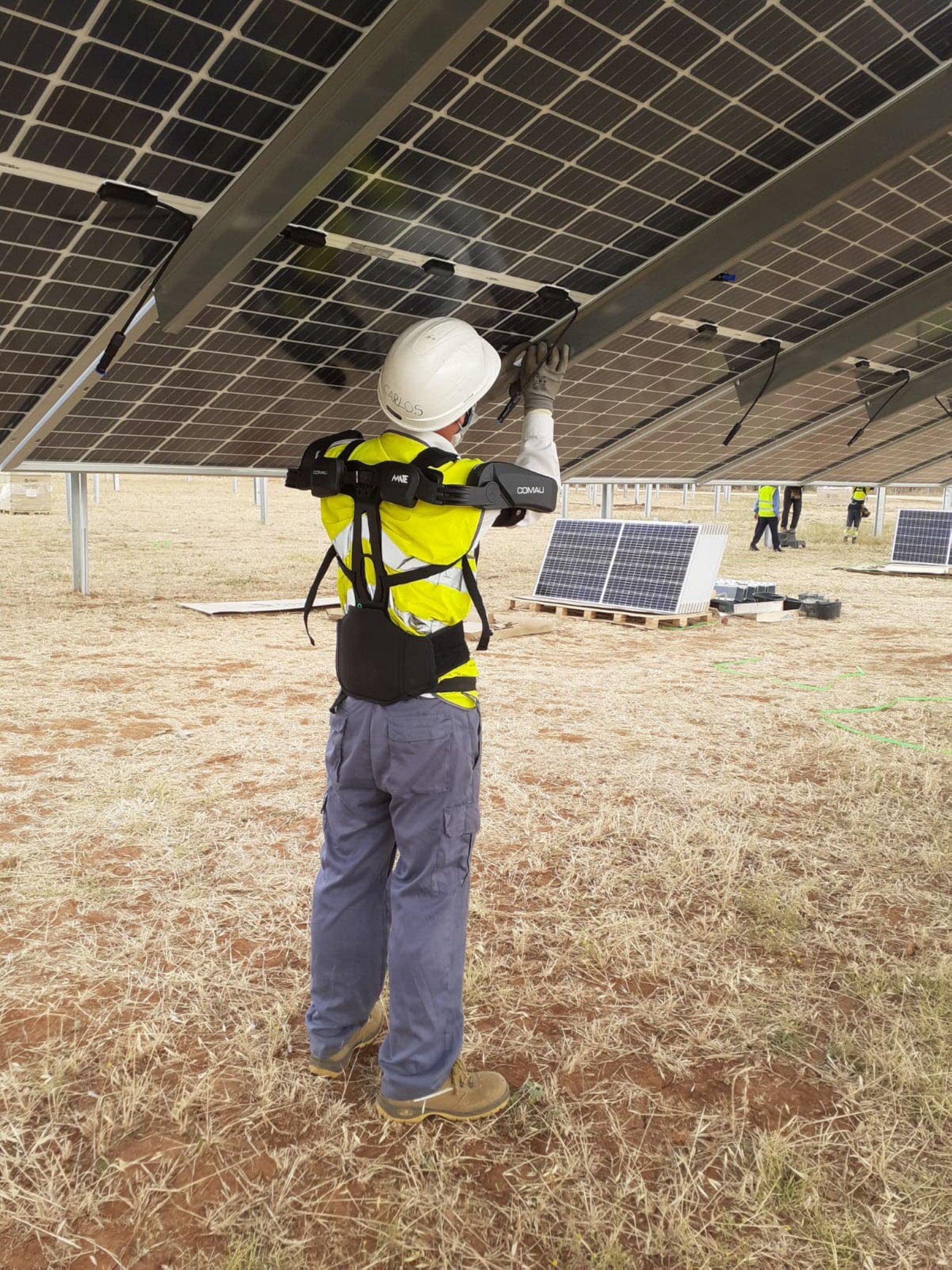 Las centrales solares generan empleo mientras se construyen.