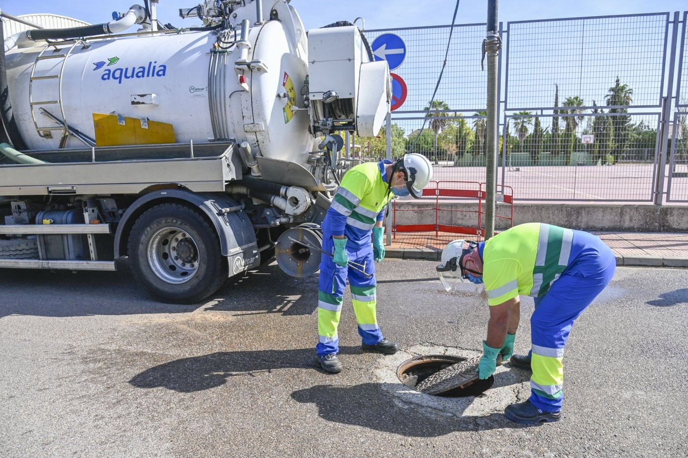 Limpieza de imbornales en una foto de archivo.