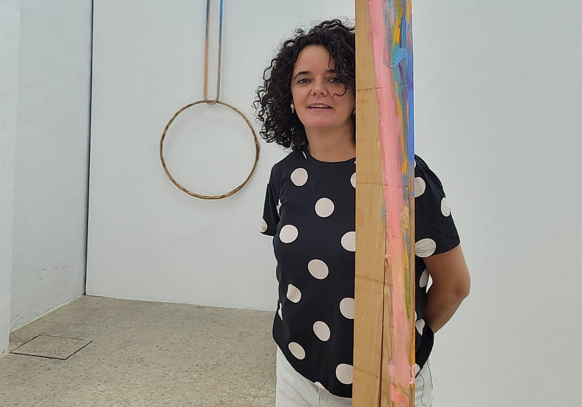 La artista Ana H. del Amo en su nueva exposición.