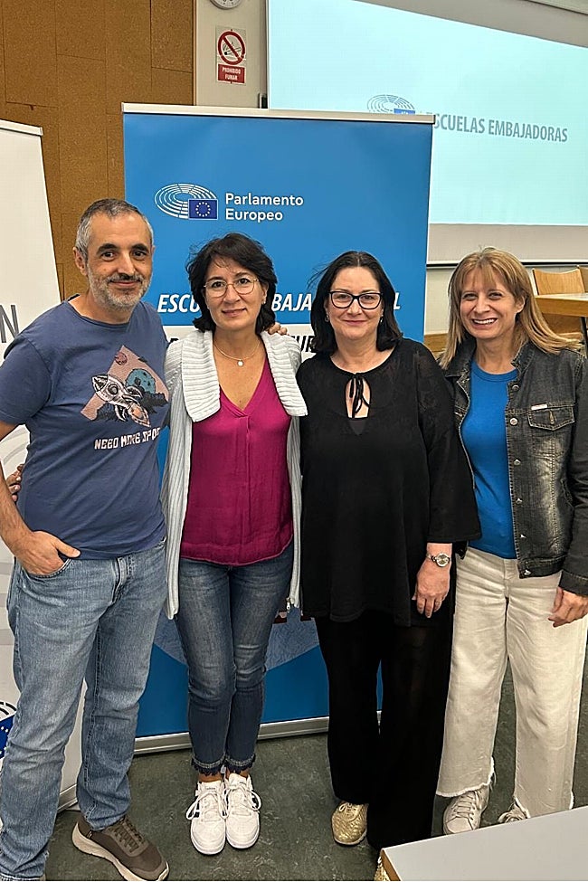 Coordinadores de las cuatro escuelas embajadoras del Parlamento Europeo de los institutos extremeños. La segunda por la izquierda es Emiliana Mendo.