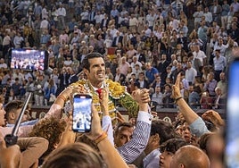 Emiilio de Justo en su salida a hombros de Las Ventas
