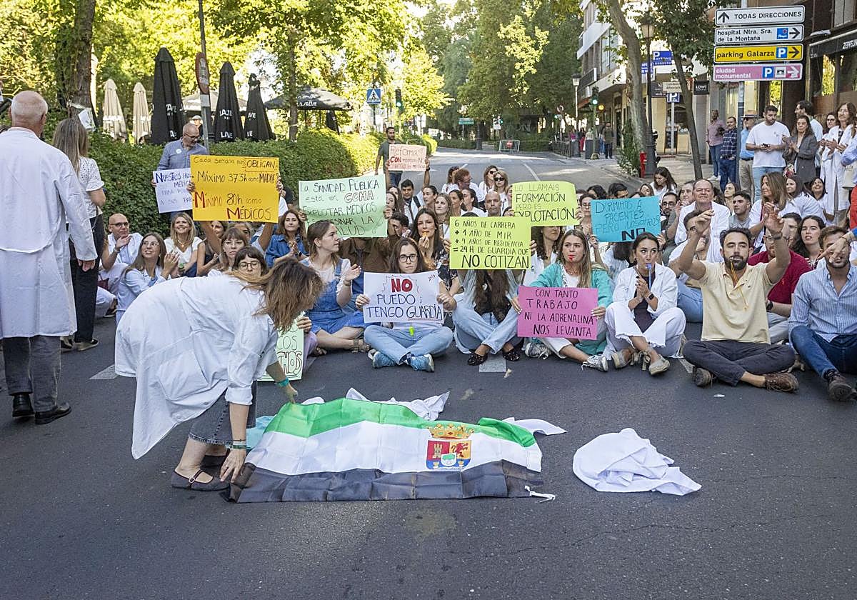 Protesta de médicos frente a la Subdelegación del Gobierno en Cáceres este viernes, 3 de octubre.
