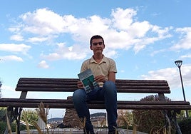 Hugo Escribano, de 14 años, posa con su primer libro publicado.