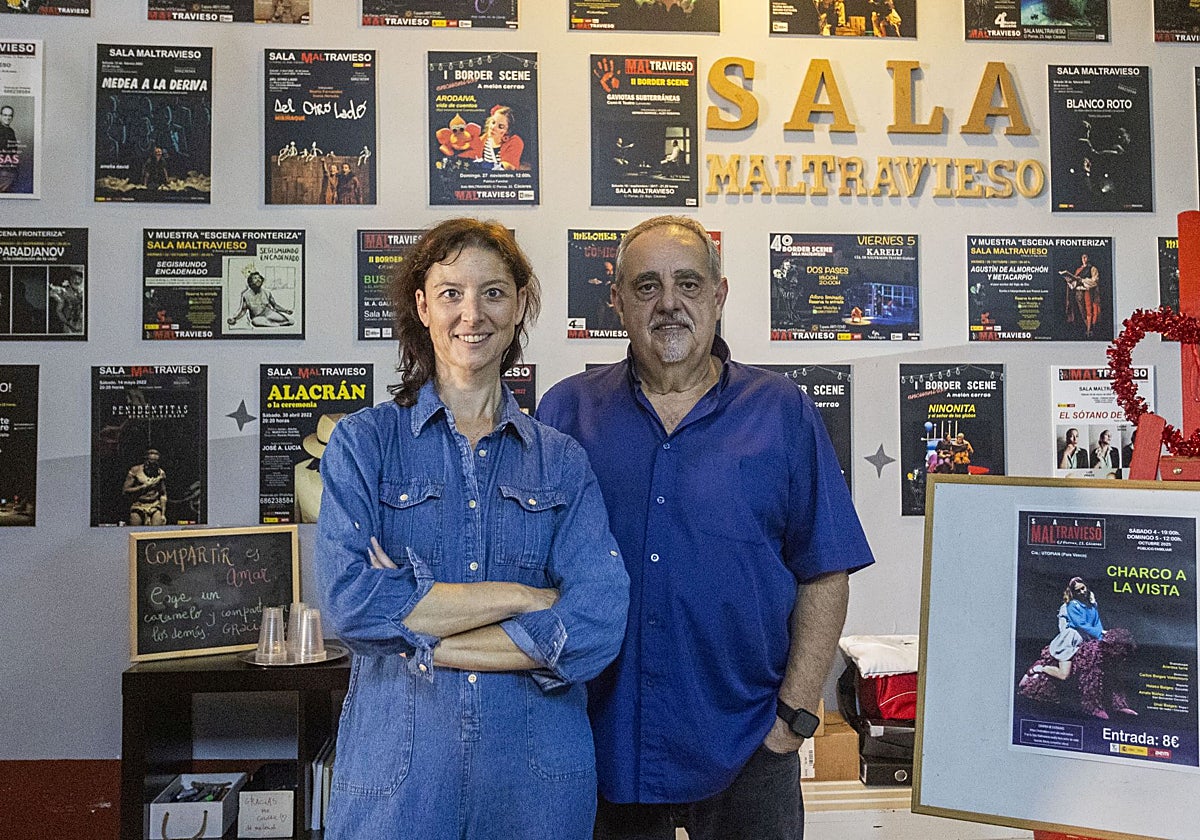 Amelia David e Isidro Timón en la sala Maltravieso junto a los carteles de distintos montajes.