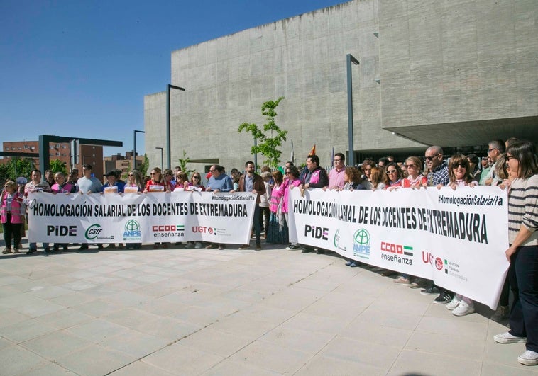 Los sueldos de los docentes extremeños: entre 2.400 y 3.700 euros brutos al mes