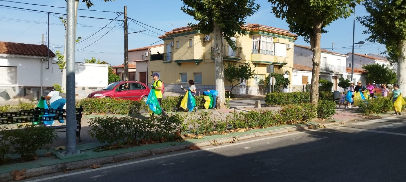Parte de los voluntarios en la travesía durante la recogida.