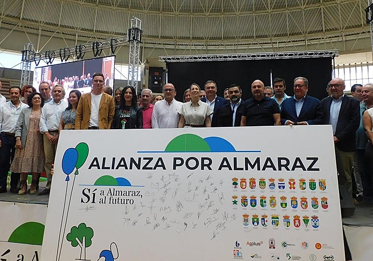 Representantes de las entidades que han firmado un manifiesto este sábado en Navalmoral de la Mata.