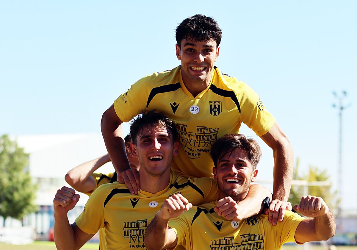 Manu Rivas, Víctor Corral y Capi en un entrenamiento de esta semana.