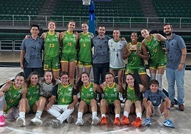 Las jugadoras y cuerpo técnico del Al-Qázeres celebran su segunda victoria en su estreno en el Multiusos.