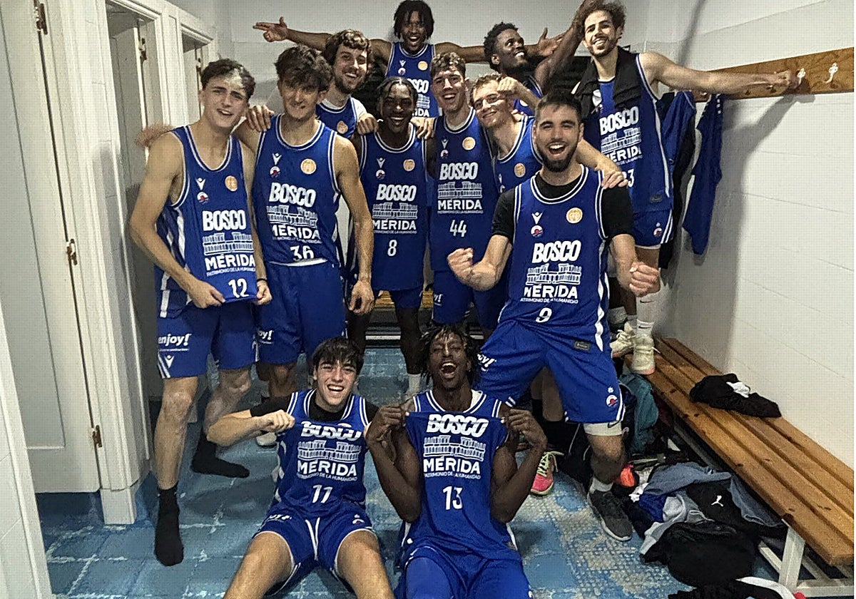 Los jugadores del Bosco Mérida celebran su primera victoria en su debut en Tercera FEB.