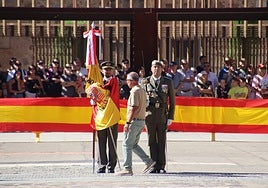 Un ciudadano se dispone a jurar la bandera en la Torre Lucía de Plasencia.