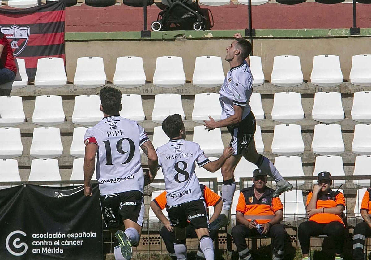 Álvaro García celebra con rabia el primer tanto del Mérida ante el Arenas.