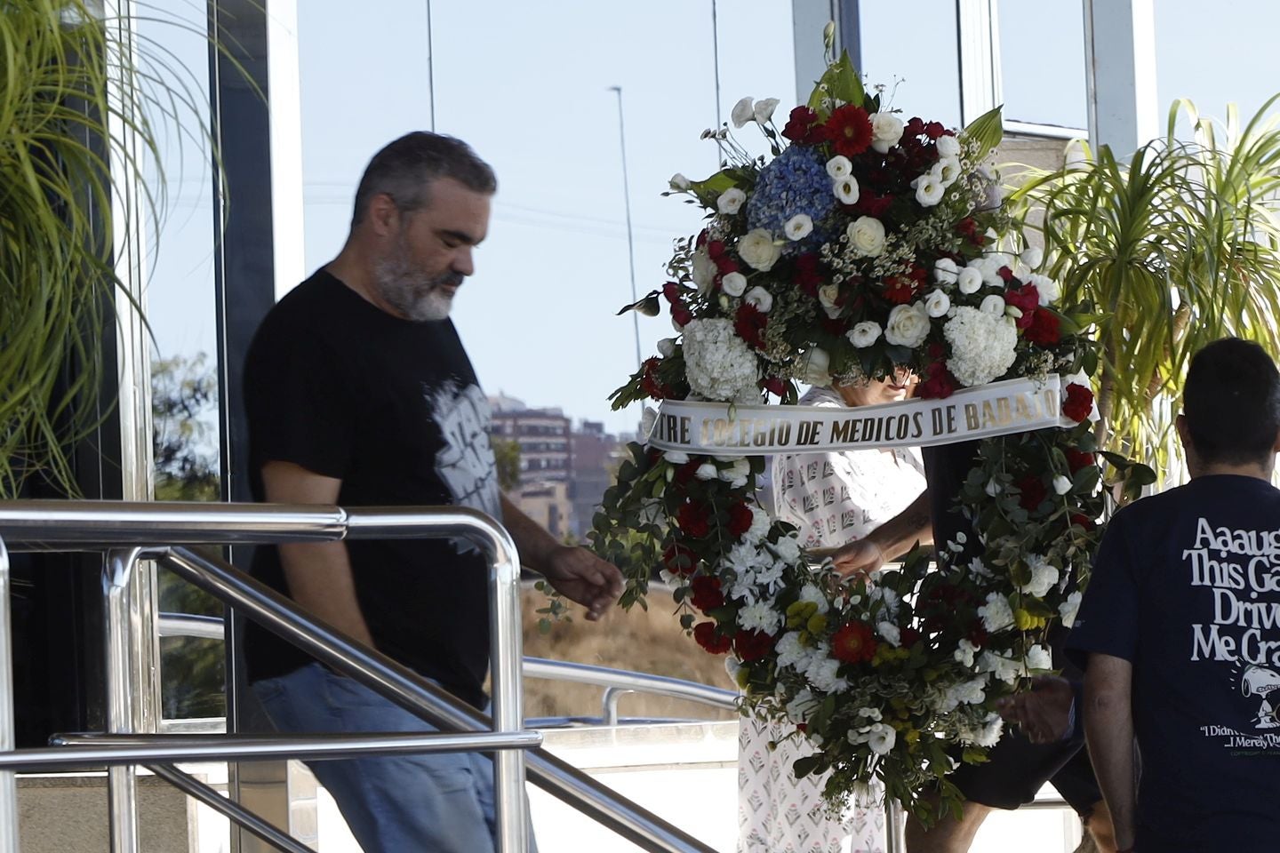 Corona de flores del Colegio de Médicos de Badajoz.