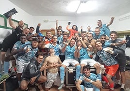 Los jugadores del Coria celebran la victoria en Quintanar.