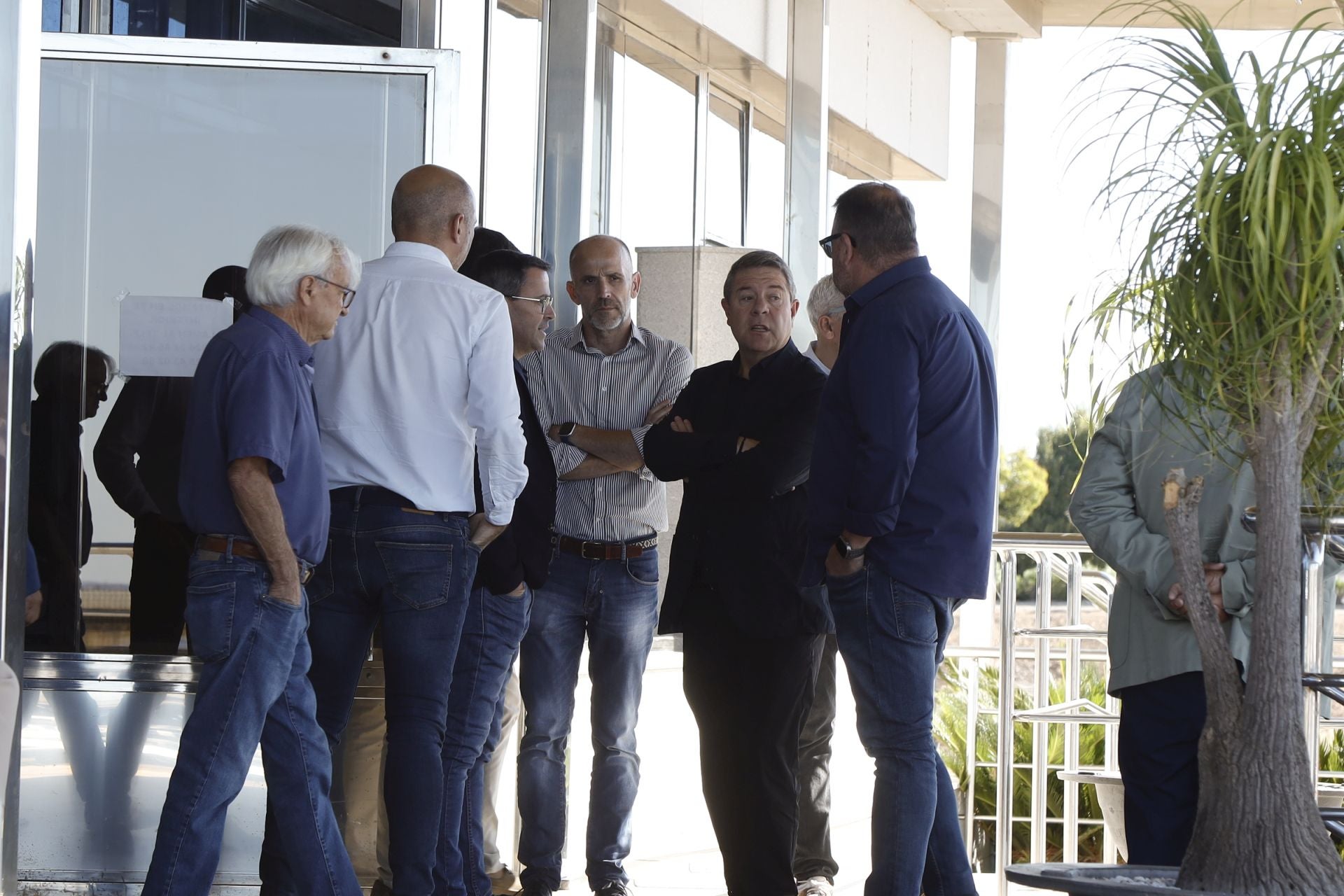 El presidente de Castilla-La Mancha, Emiliano García-Page, habla con el secretario general del PSOE extremeño, Miguel Ángel Gallardo, y el alcalde de Mérida, Antonio Rodríguez Osuna, a las puertas del tanatorio donde tiene lugar el velatorio de Fernández Vara.